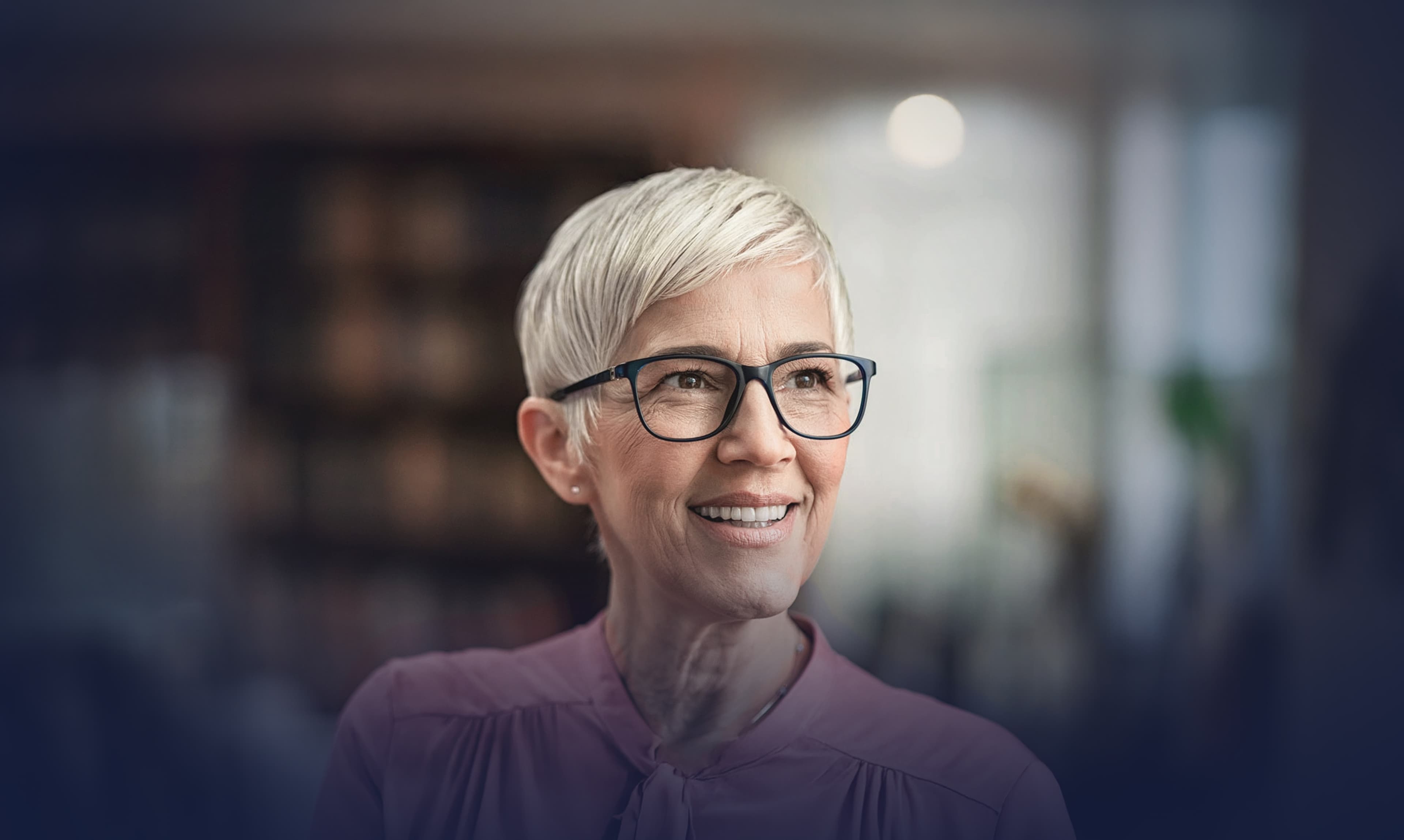 Paciente sorrindo após reabilitação na OdontoMil